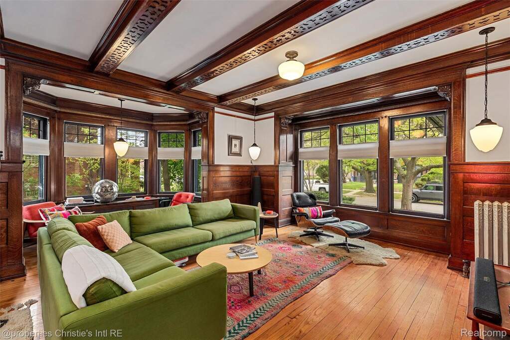 5 Bedroom Single Family Home/House's Image 9