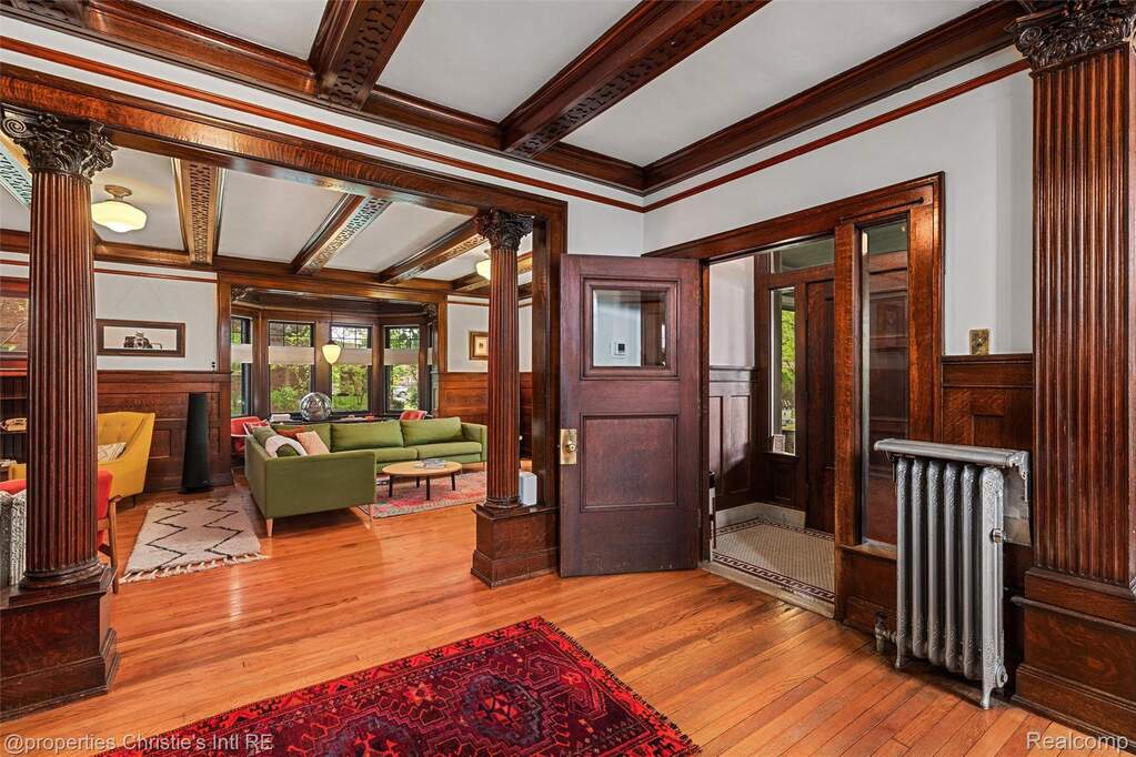 5 Bedroom Single Family Home/House's Image 11