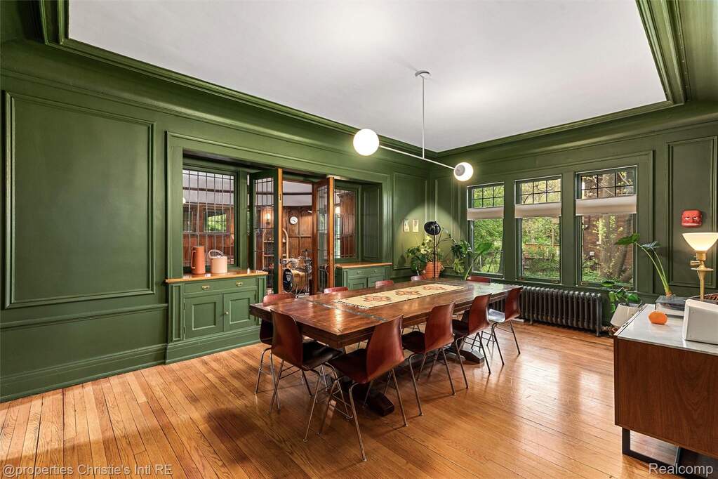 5 Bedroom Single Family Home/House's Image 12