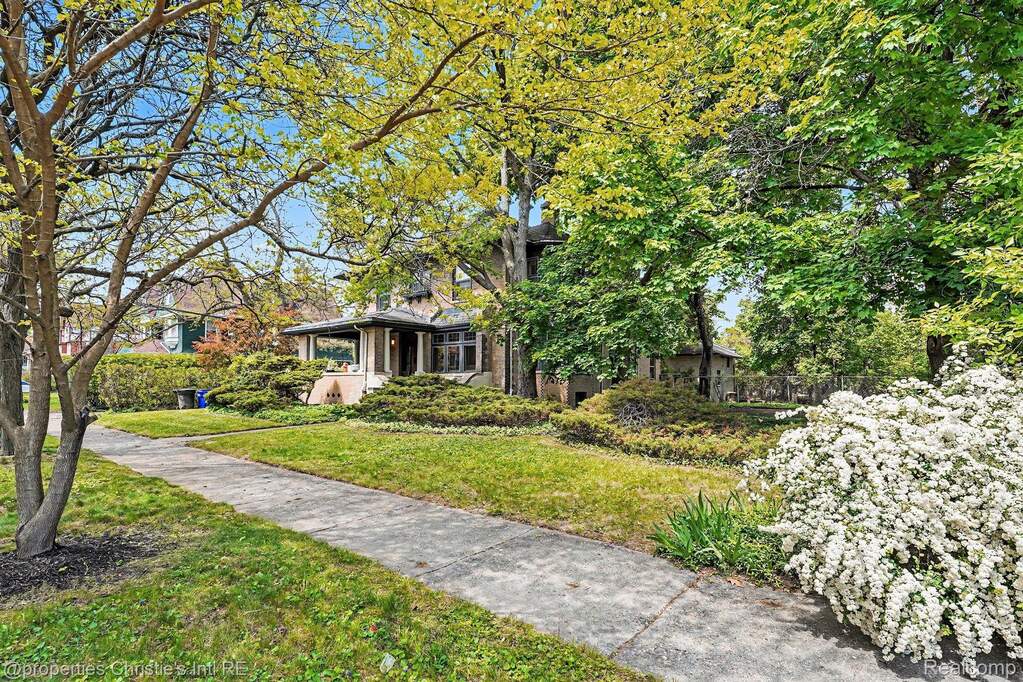 Obstructed view of property featuring a front yard