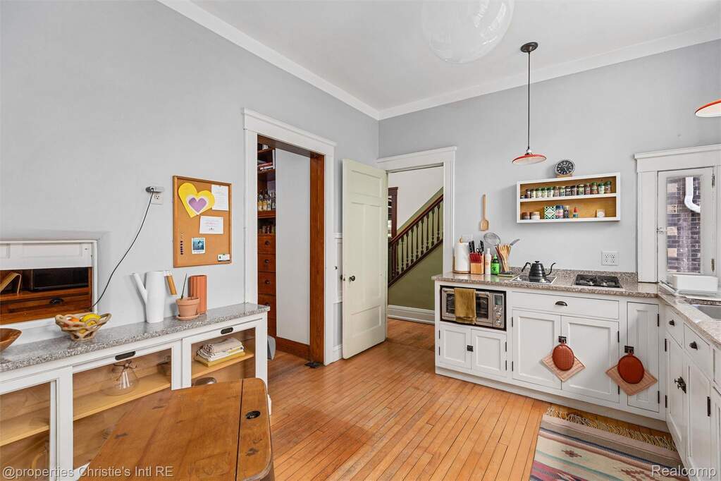 5 Bedroom Single Family Home/House's Image 18