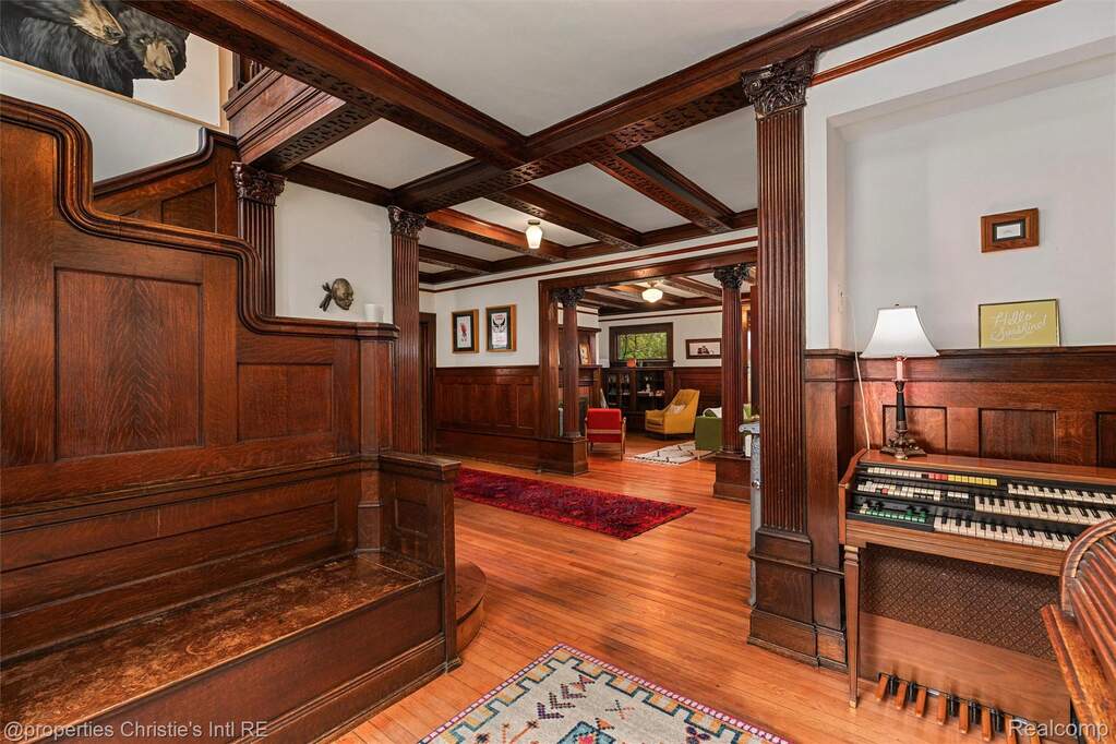 5 Bedroom Single Family Home/House's Image 28