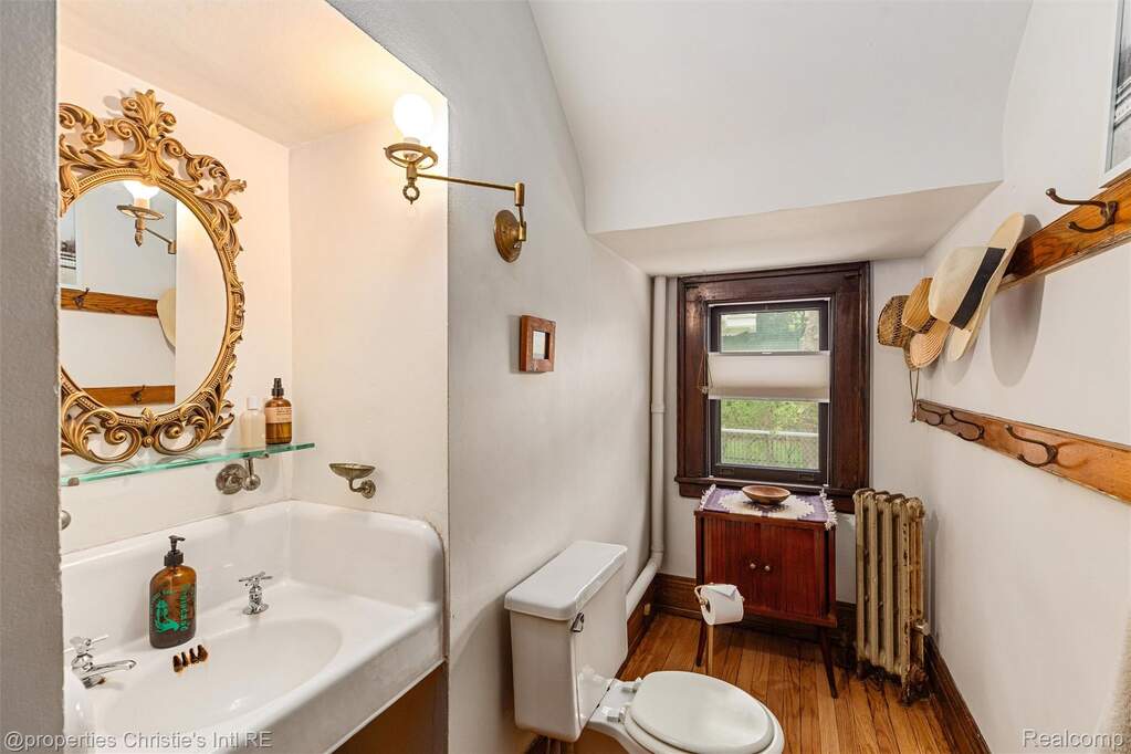 5 Bedroom Single Family Home/House's Image 29