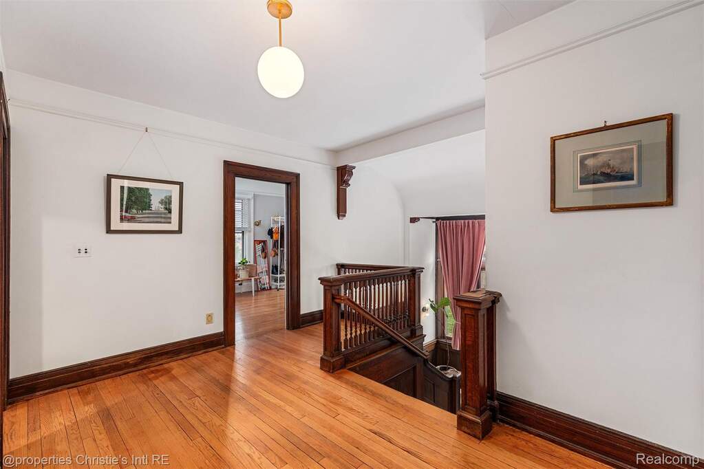 5 Bedroom Single Family Home/House's Image 32