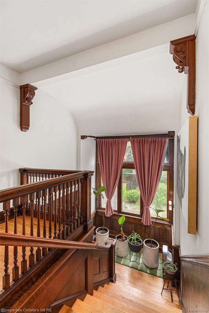 5 Bedroom Single Family Home/House's Image 34