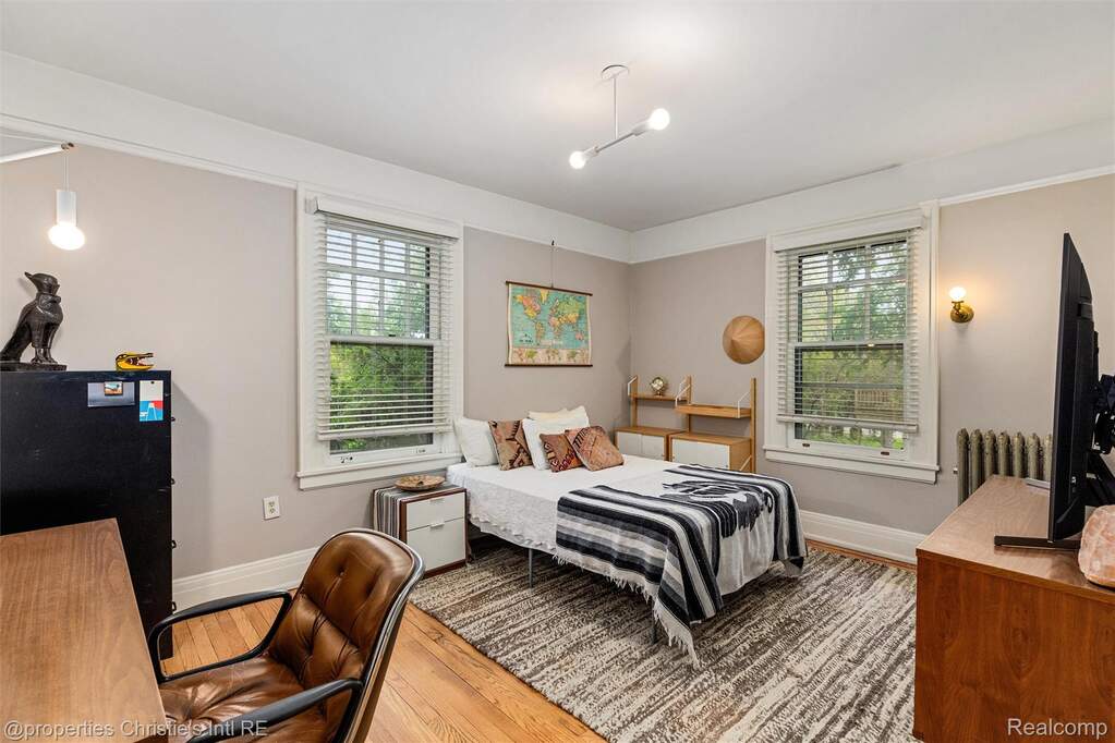 5 Bedroom Single Family Home/House's Image 35