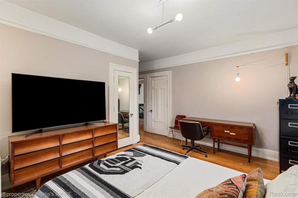 5 Bedroom Single Family Home/House's Image 36
