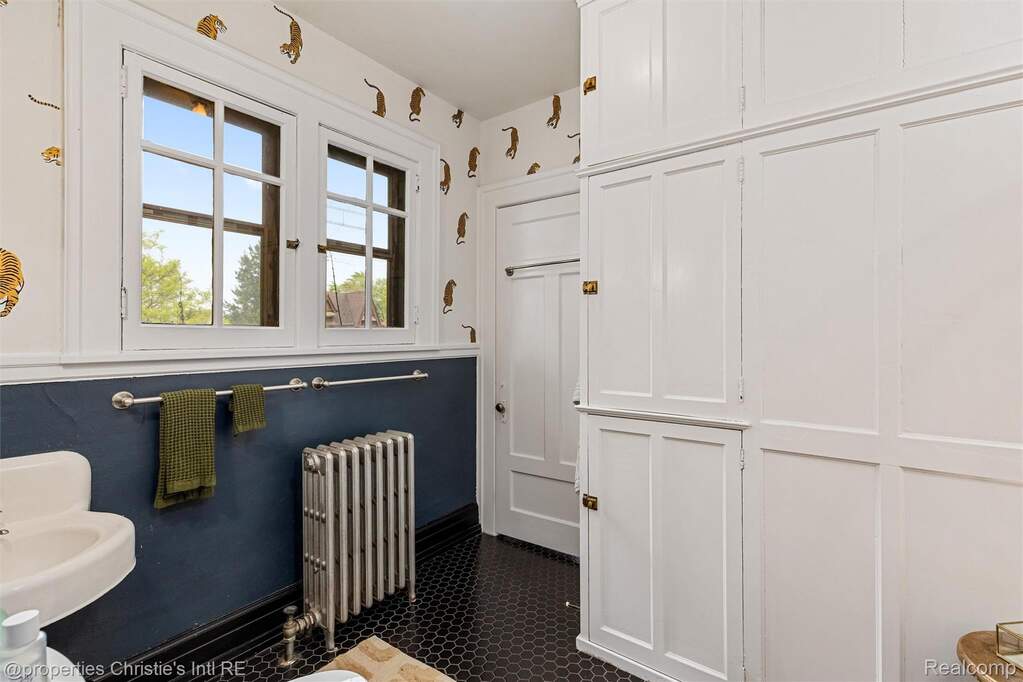 5 Bedroom Single Family Home/House's Image 41