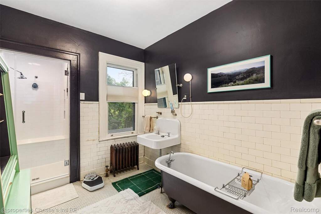 5 Bedroom Single Family Home/House's Image 46
