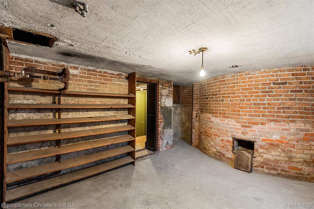 5 Bedroom Single Family Home/House's Image 61