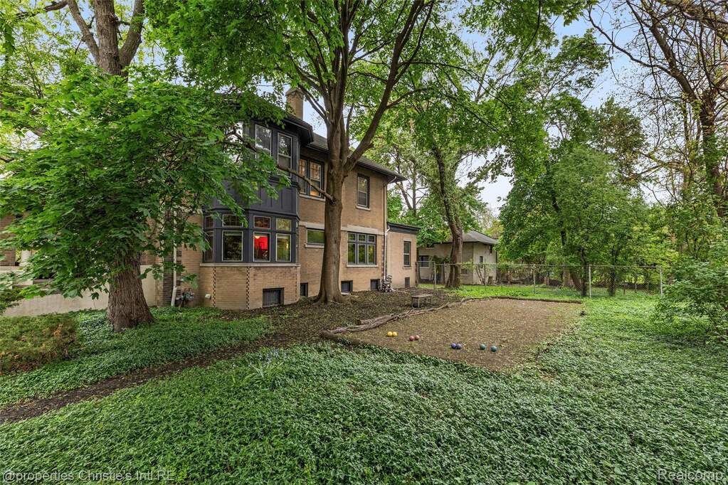 5 Bedroom Single Family Home/House's Image 64