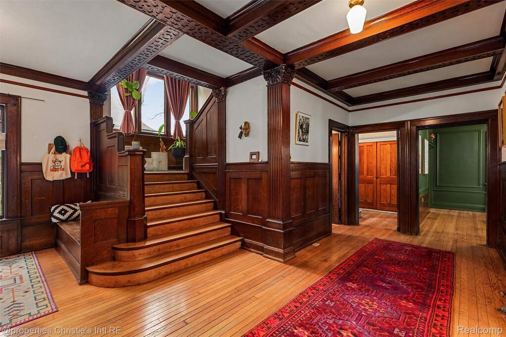 5 Bedroom Single Family Home/House's Image 6
