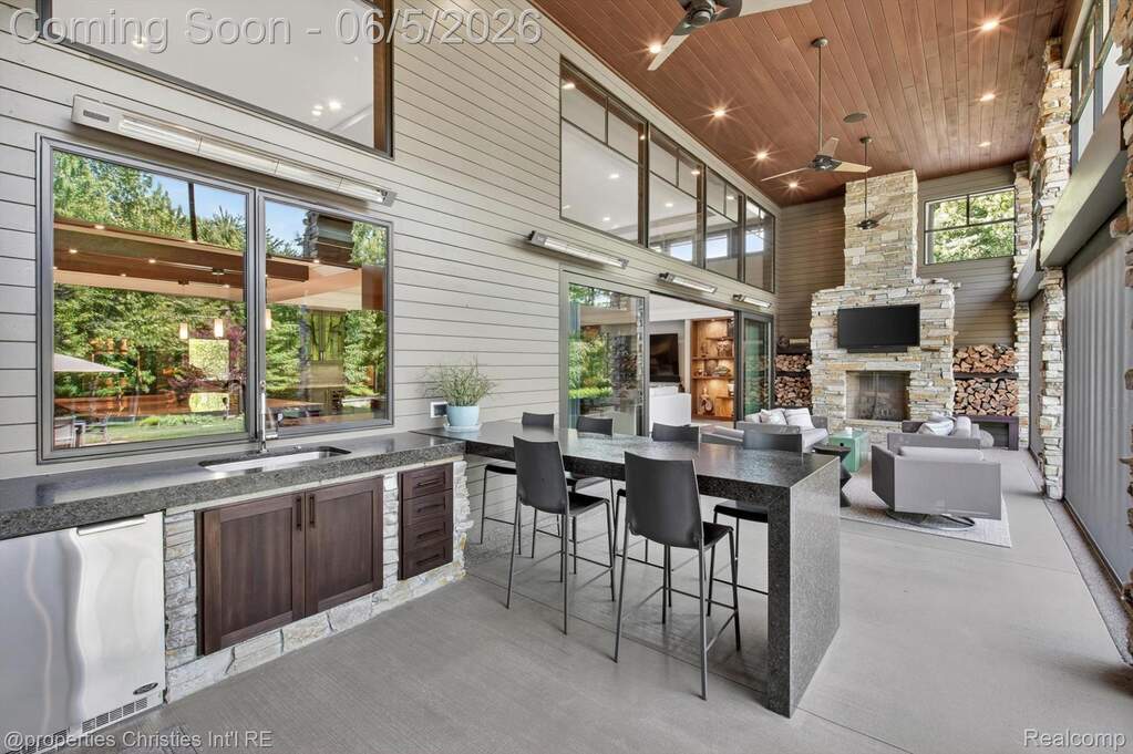 4 Bedroom Single Family Home/House's Image 17