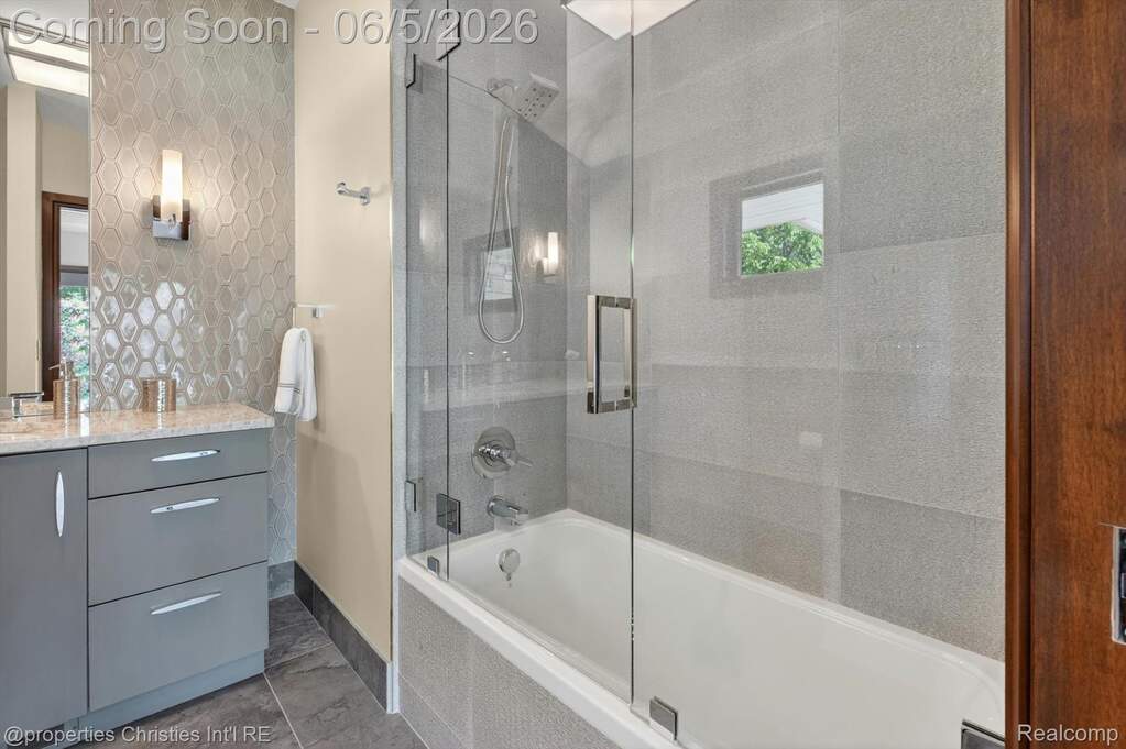 4 Bedroom Single Family Home/House's Image 34