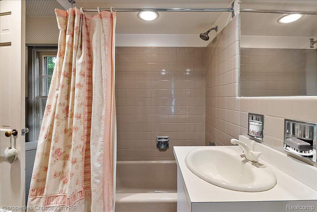3 Bedroom Single Family Home/House's Image 27
