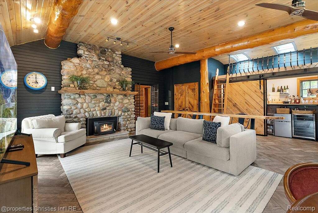 3 Bedroom Single Family Home/House's Image 32