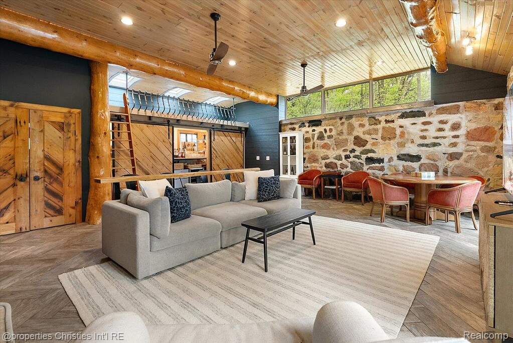 3 Bedroom Single Family Home/House's Image 33