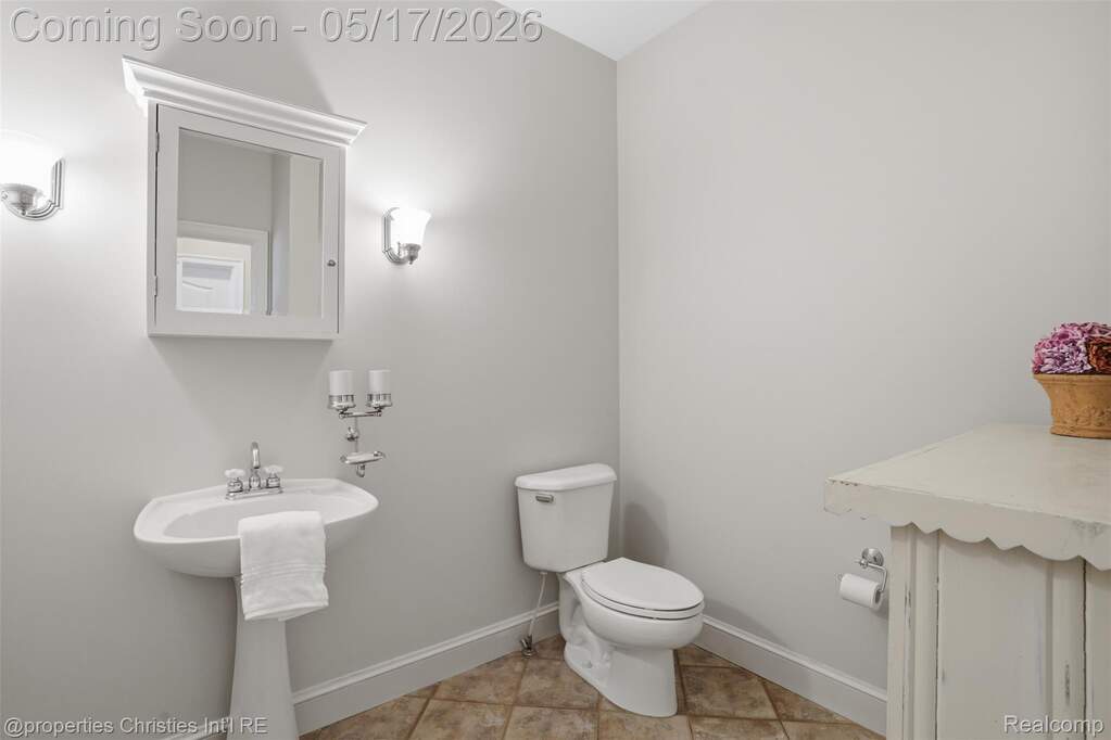 5 Bedroom Single Family Home/House's Image 19