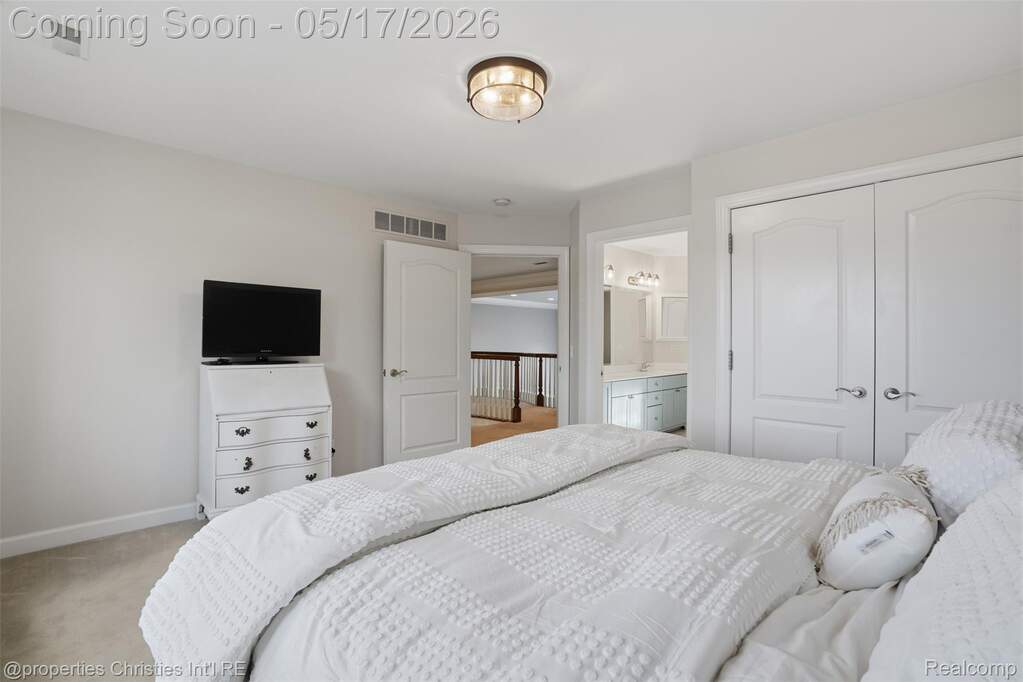 5 Bedroom Single Family Home/House's Image 32