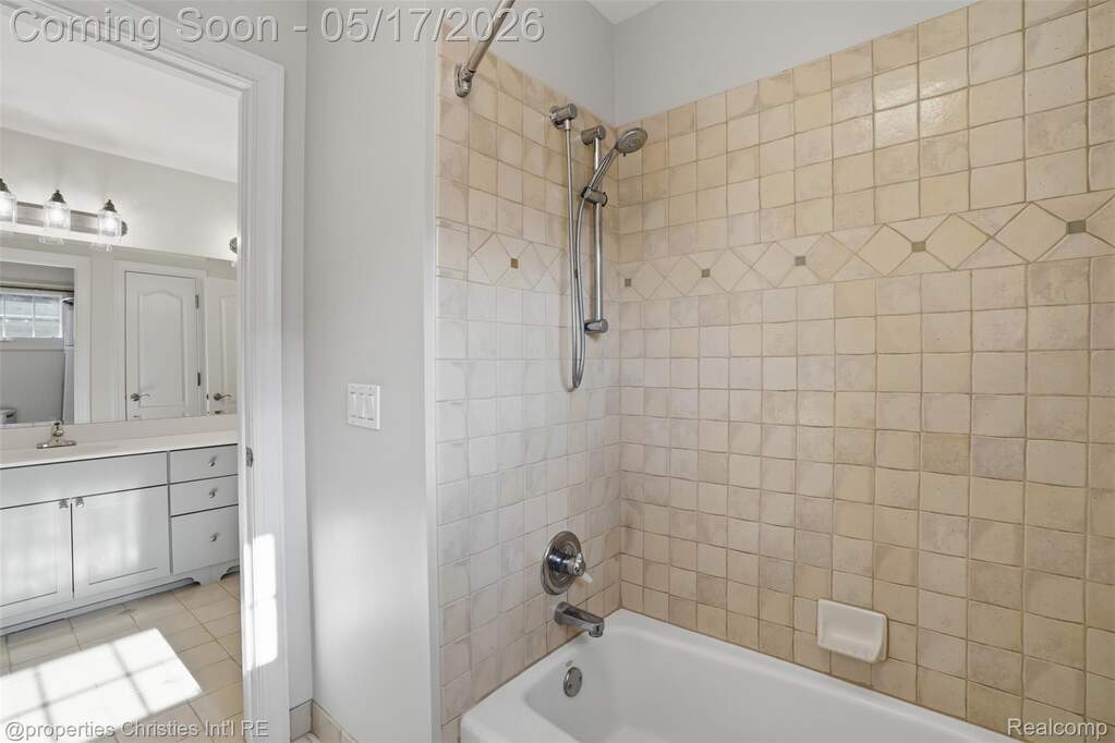 5 Bedroom Single Family Home/House's Image 34