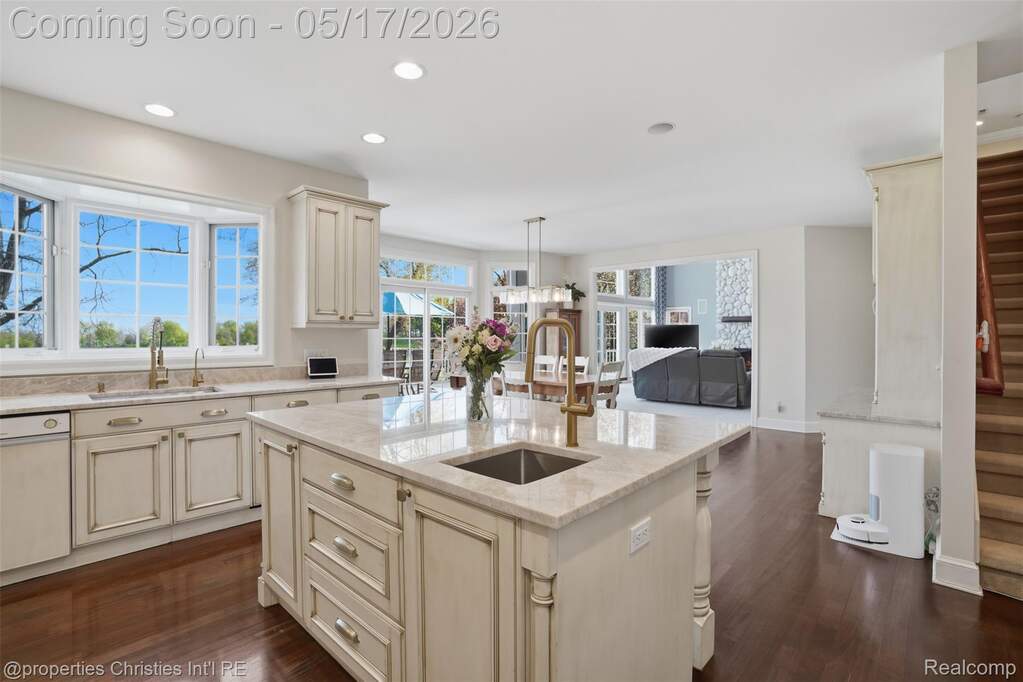 5 Bedroom Single Family Home/House's Image 3