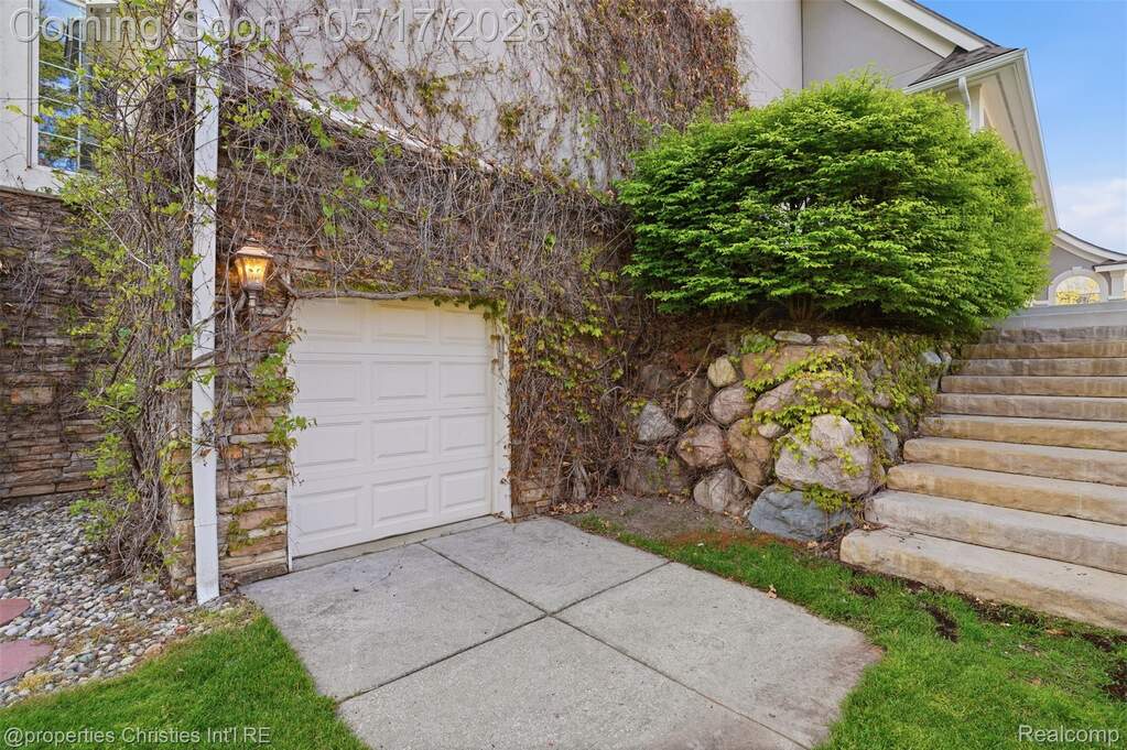 5 Bedroom Single Family Home/House's Image 60