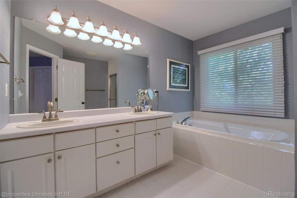 4 Bedroom Single Family Home/House's Image 20