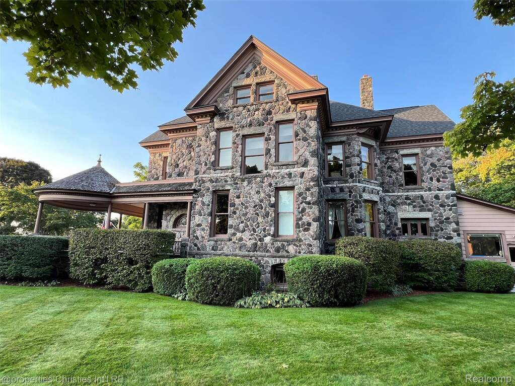 5 Bedroom Single Family Home/House's Image 10