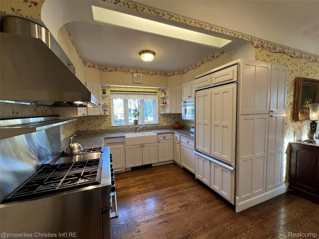 5 Bedroom Single Family Home/House's Image 14