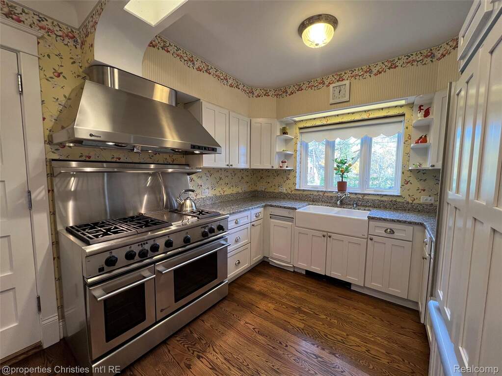 5 Bedroom Single Family Home/House's Image 16