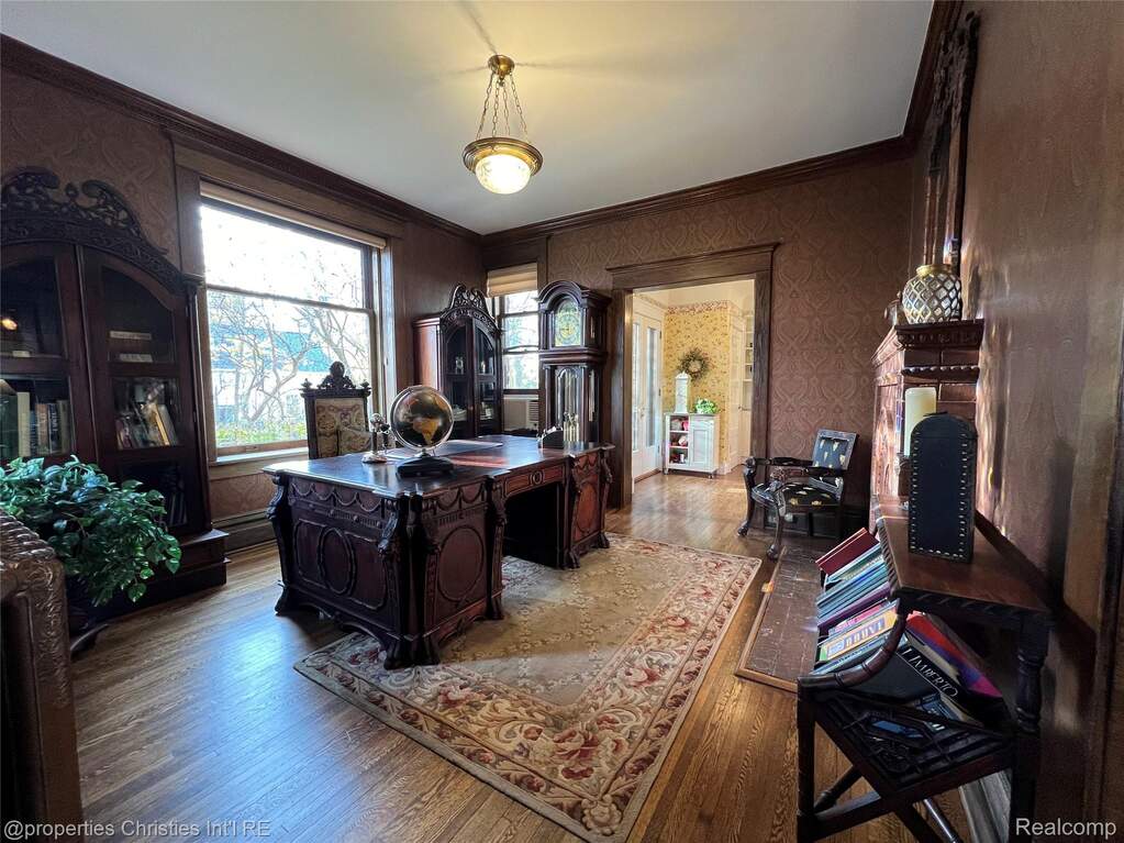 5 Bedroom Single Family Home/House's Image 28