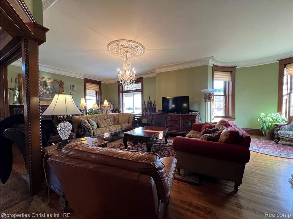 5 Bedroom Single Family Home/House's Image 29