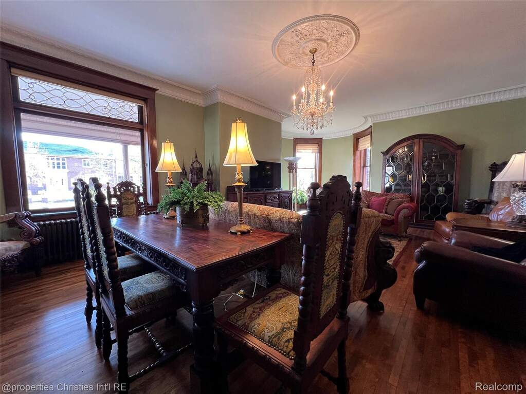 5 Bedroom Single Family Home/House's Image 33