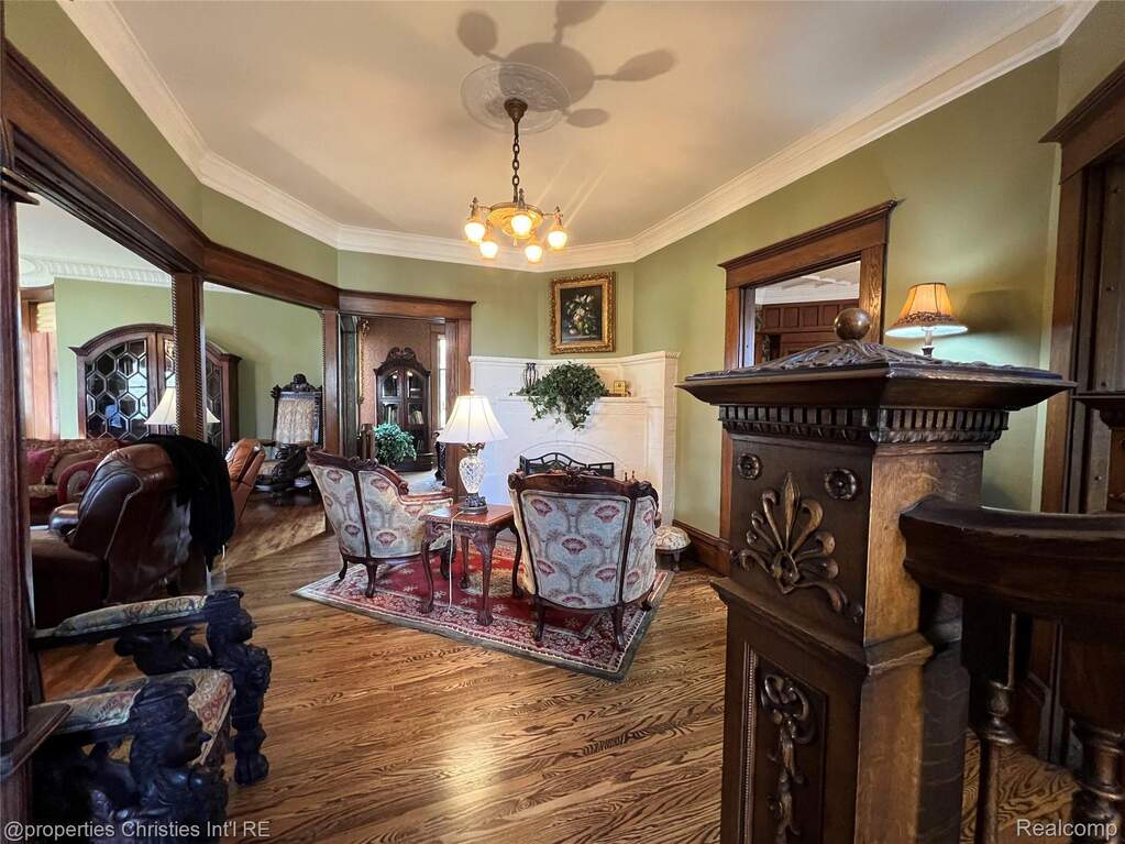 5 Bedroom Single Family Home/House's Image 38
