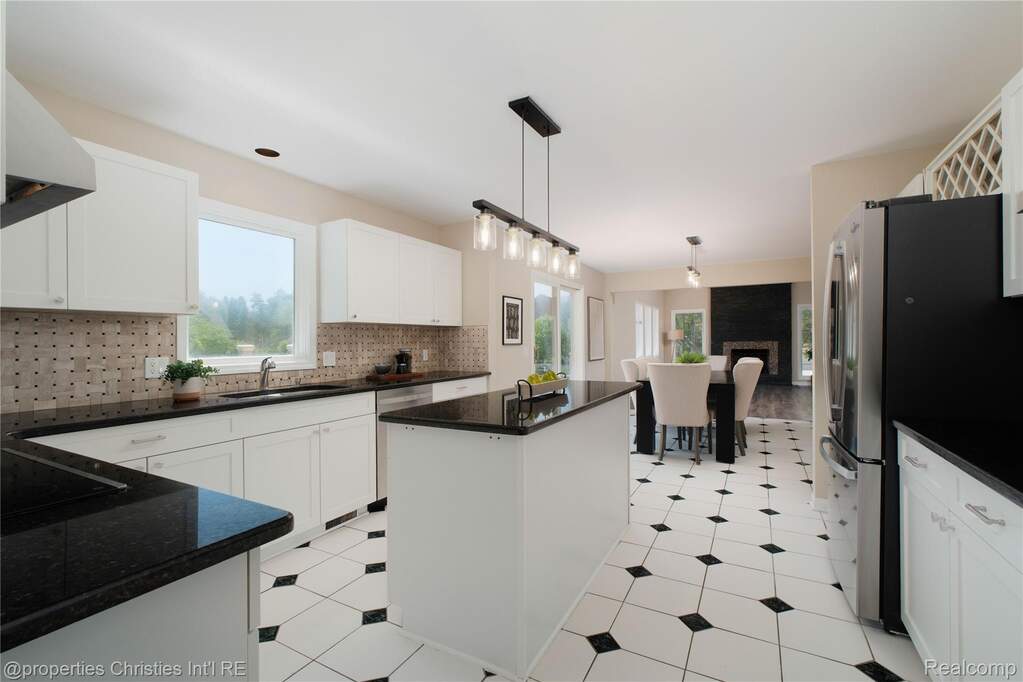 4 Bedroom Single Family Home/House's Image 9