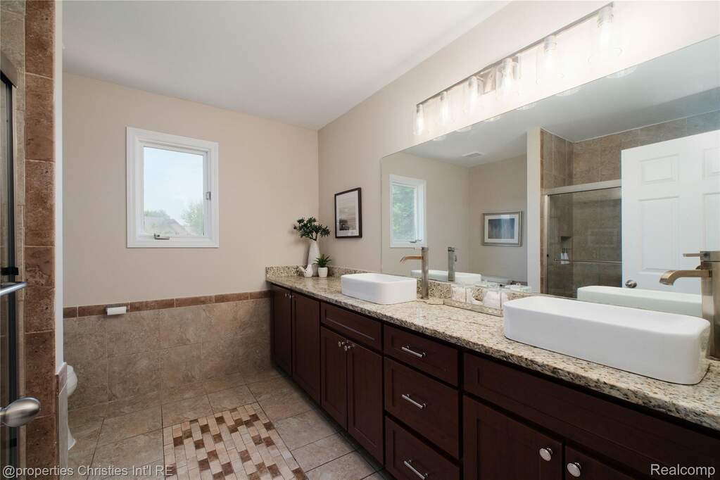 4 Bedroom Single Family Home/House's Image 32
