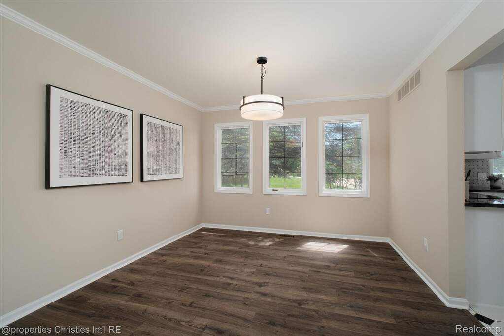 4 Bedroom Single Family Home/House's Image 6