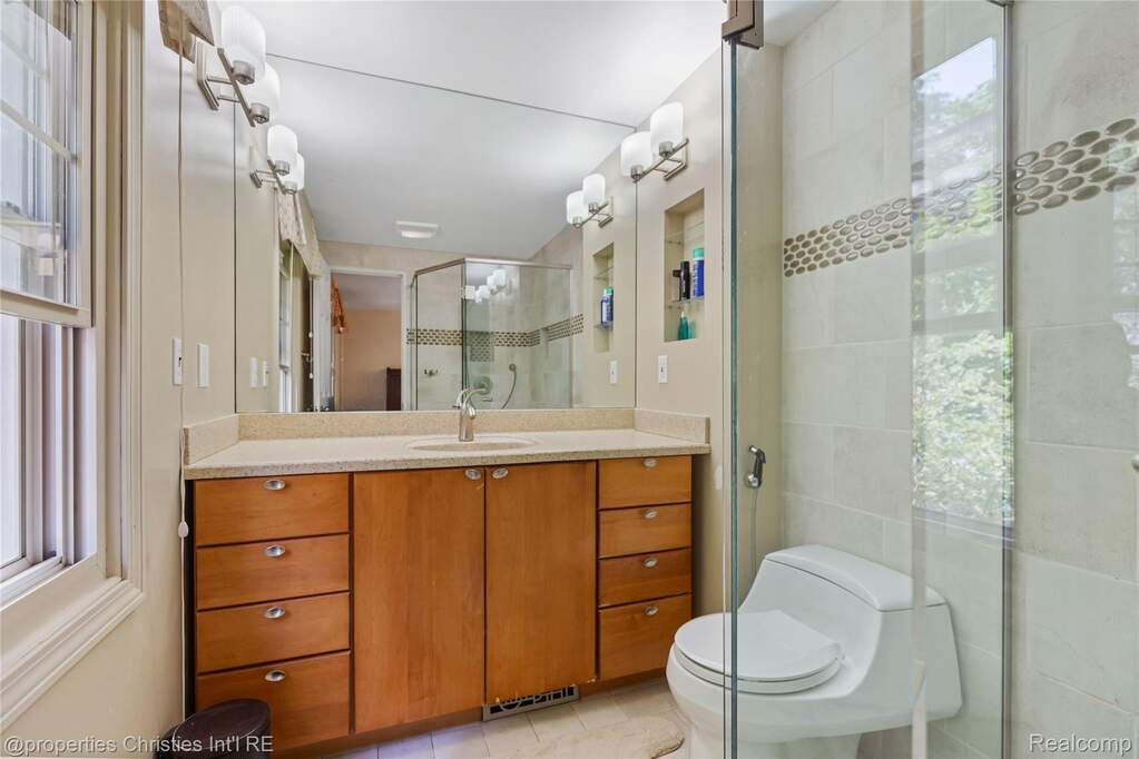 4 Bedroom Single Family Home/House's Image 15
