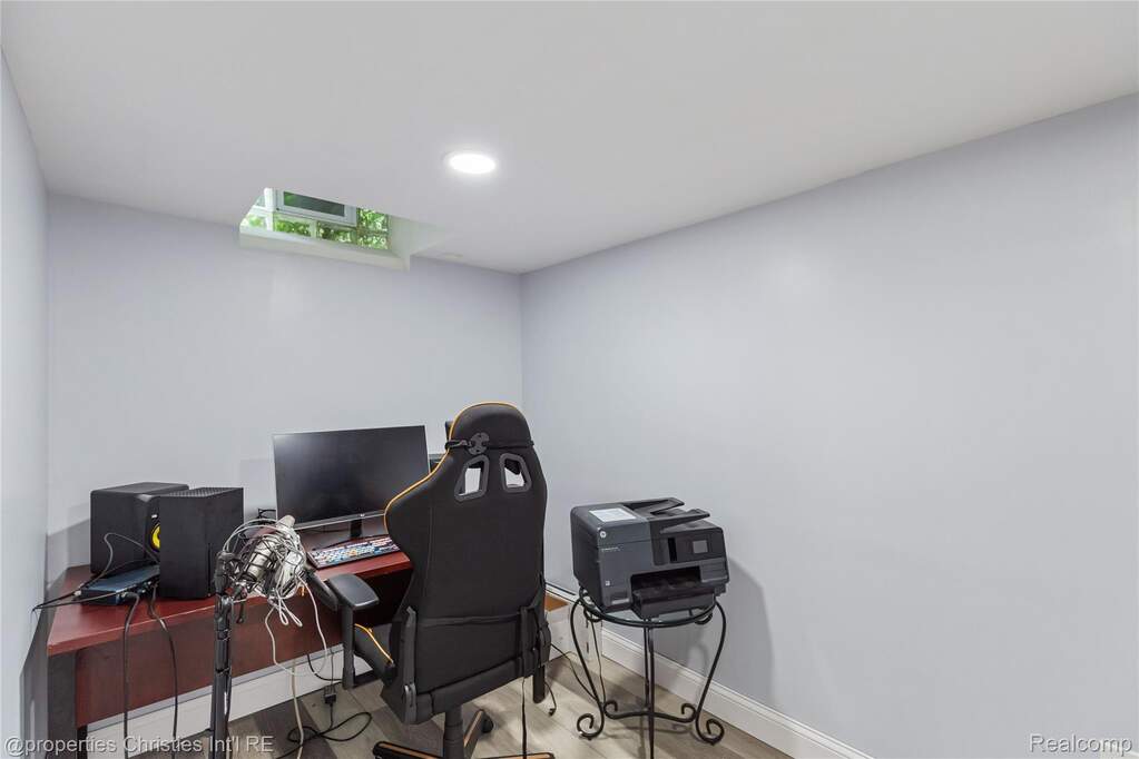 4 Bedroom Single Family Home/House's Image 28