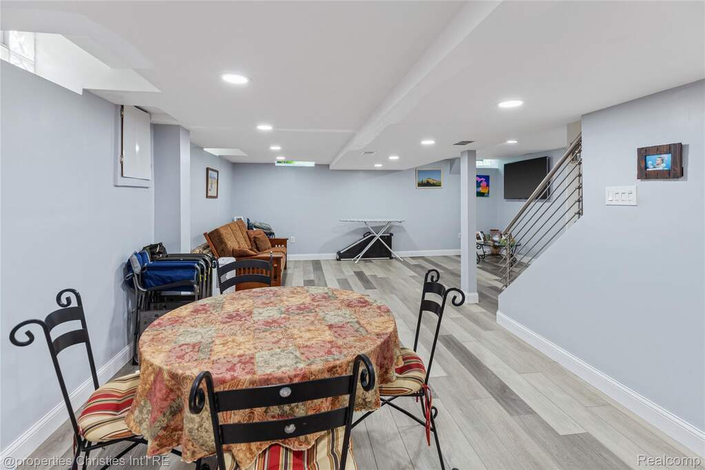 4 Bedroom Single Family Home/House's Image 34