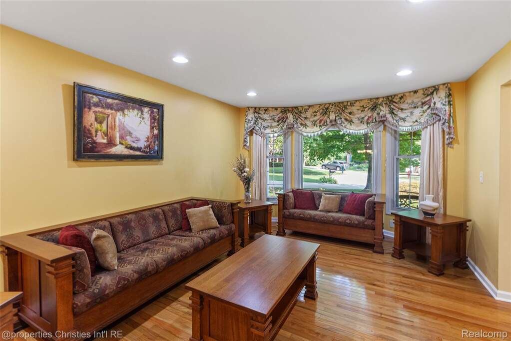 4 Bedroom Single Family Home/House's Image 3