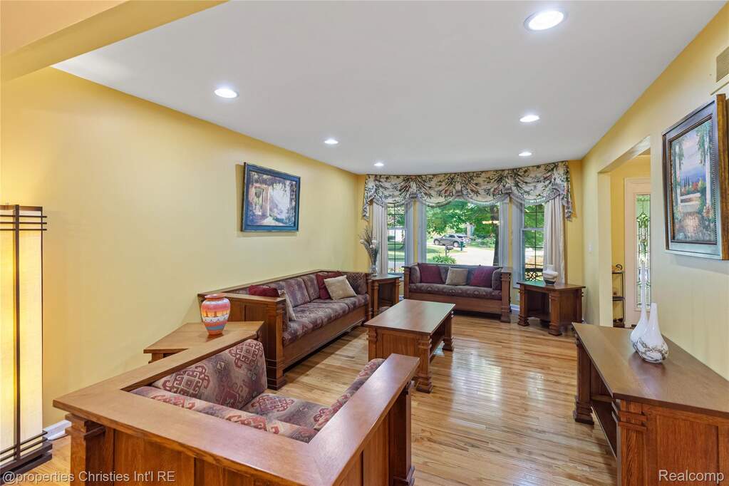4 Bedroom Single Family Home/House's Image 5