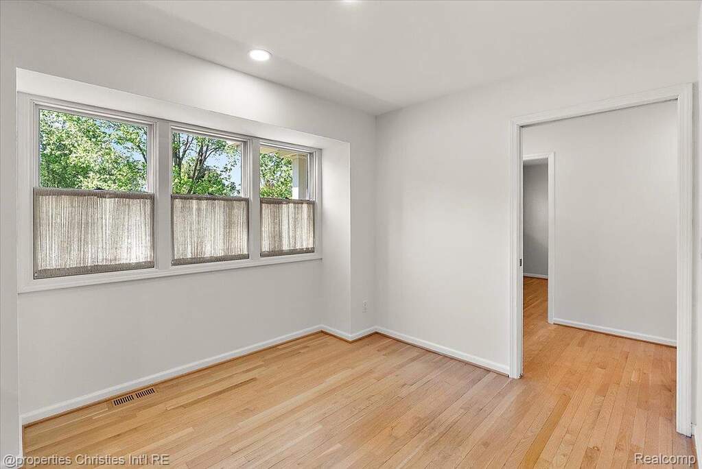 5 Bedroom Single Family Home/House's Image 12