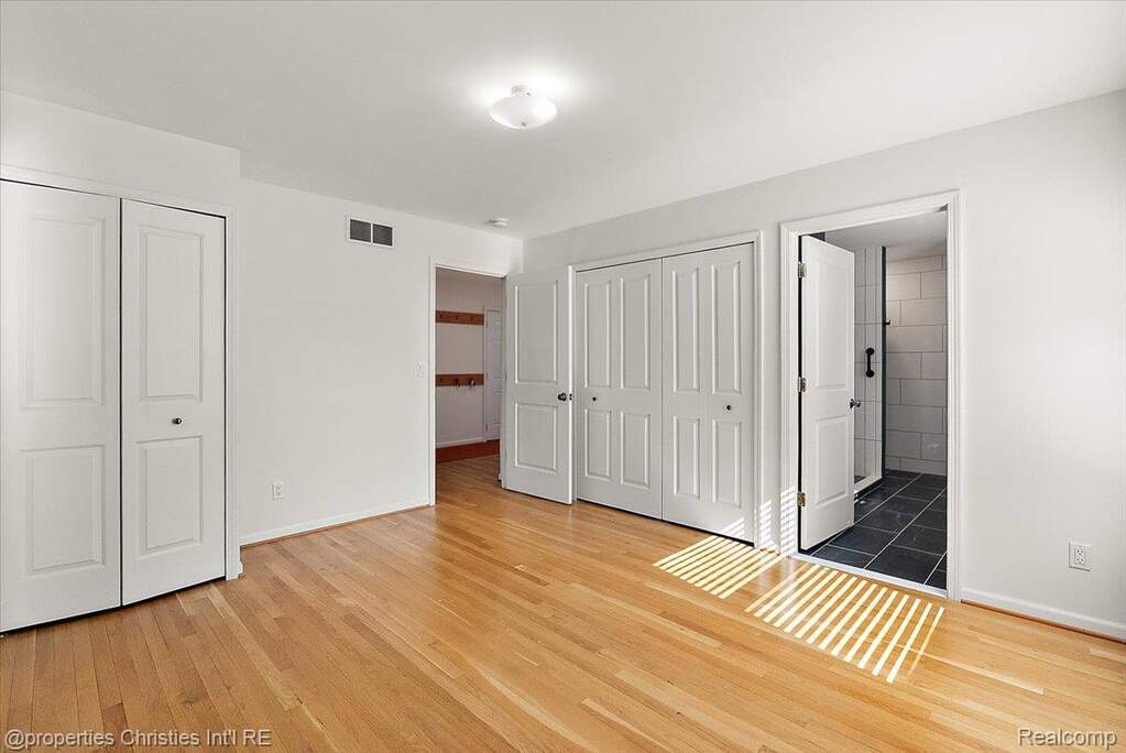 5 Bedroom Single Family Home/House's Image 17