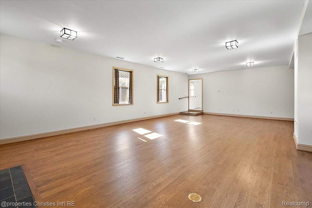 5 Bedroom Single Family Home/House's Image 38