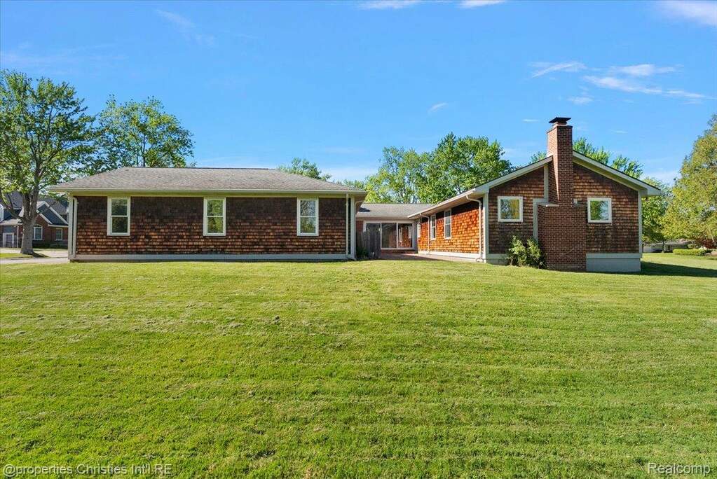 5 Bedroom Single Family Home/House's Image 47