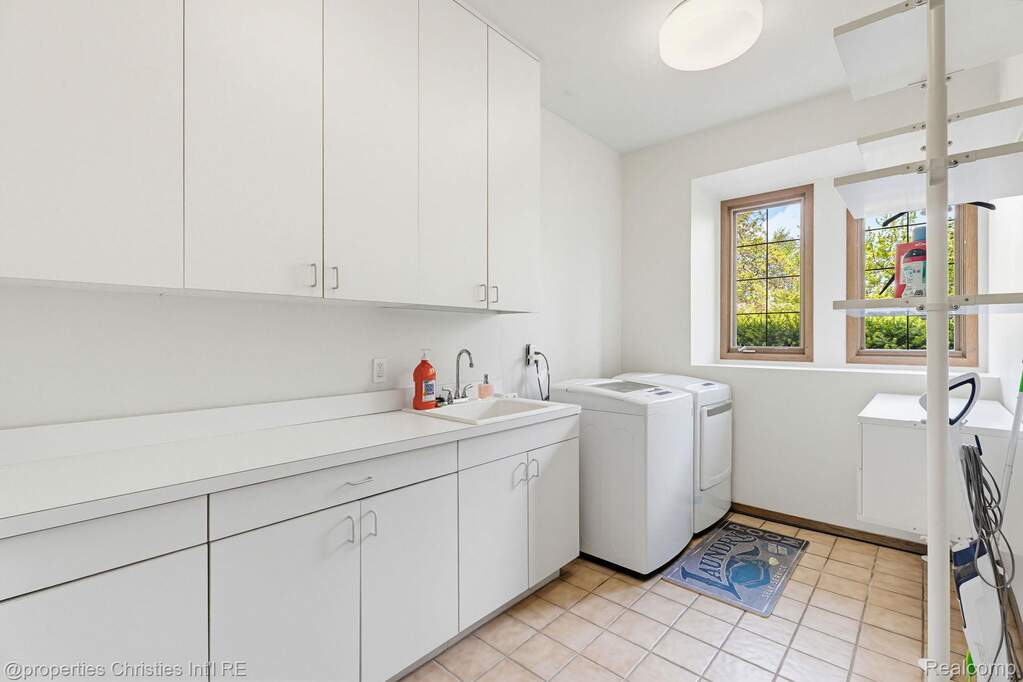 4 Bedroom Single Family Home/House's Image 14
