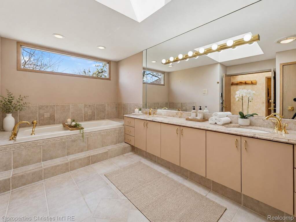 4 Bedroom Single Family Home/House's Image 19