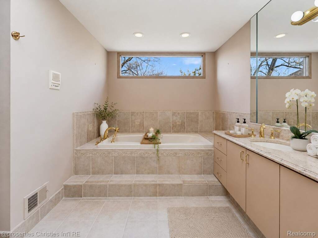 4 Bedroom Single Family Home/House's Image 20