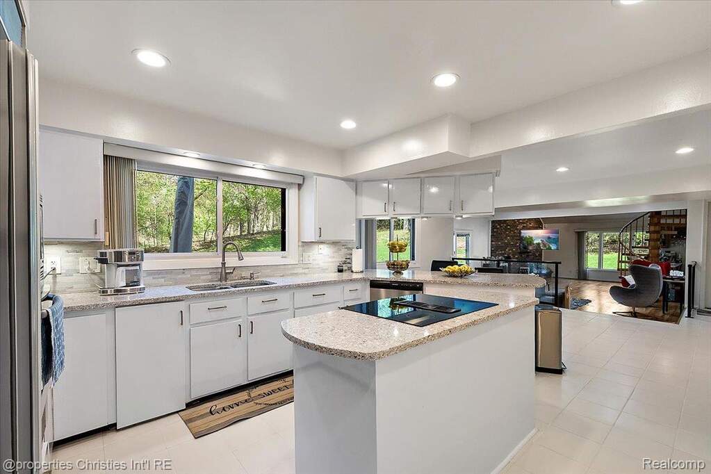 5 Bedroom Single Family Home/House's Image 7